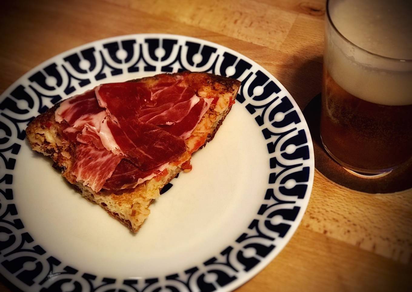 Pa amb tomàquet i pernil ibèric —pan con tomate y jamón ibérico—