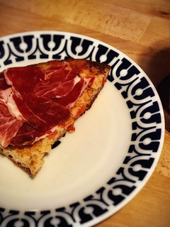 Una foto de Pa amb tomàquet i pernil ibèric —pan con tomate y jamón ibérico—