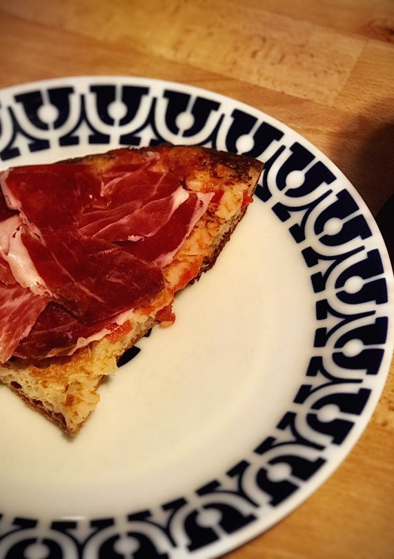 Una foto de Pa amb tomàquet i pernil ibèric —pan con tomate y jamón ibérico—