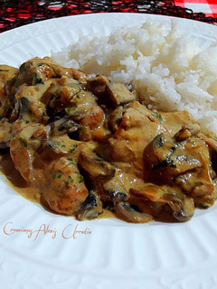 Una foto de Pollo al curry masala con champiñones y arroz basmati india gat