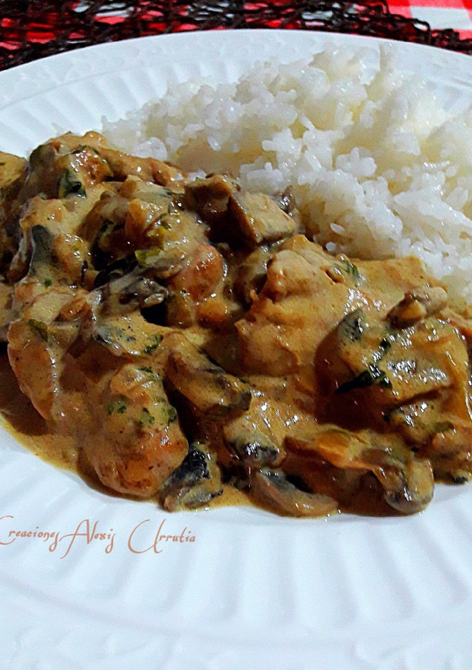 Una foto de Pollo al curry masala con champiñones y arroz basmati india gat