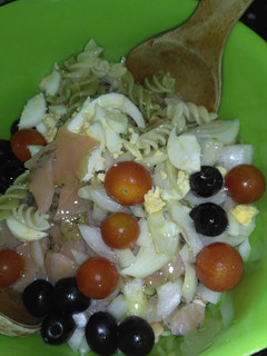 Una foto de Ensalada de pasta y salmón