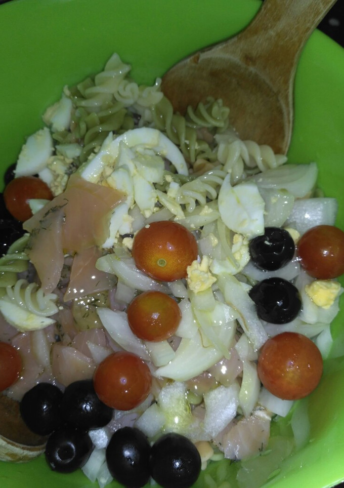 Una foto de Ensalada de pasta y salmón