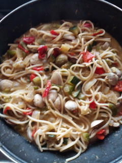 Una foto de Espaguetis con almejas y verduras