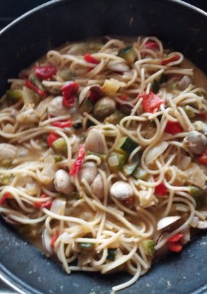 Una foto de Espaguetis con almejas y verduras