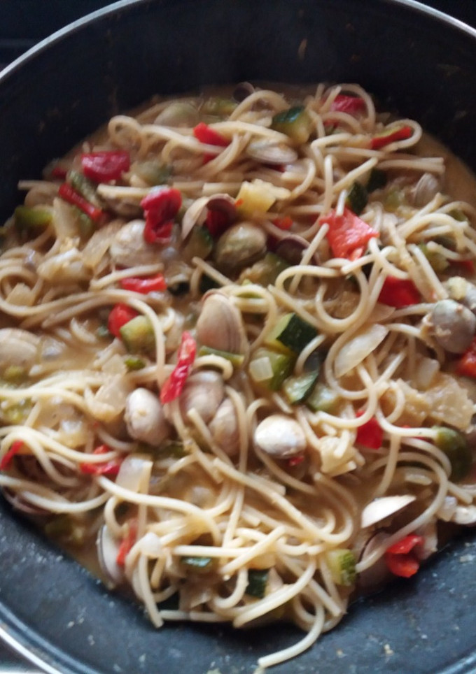 Una foto de Espaguetis con almejas y verduras