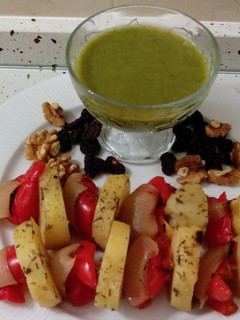 Una foto de Brochetas veganas y crema de apio con espinacas y frutos secos