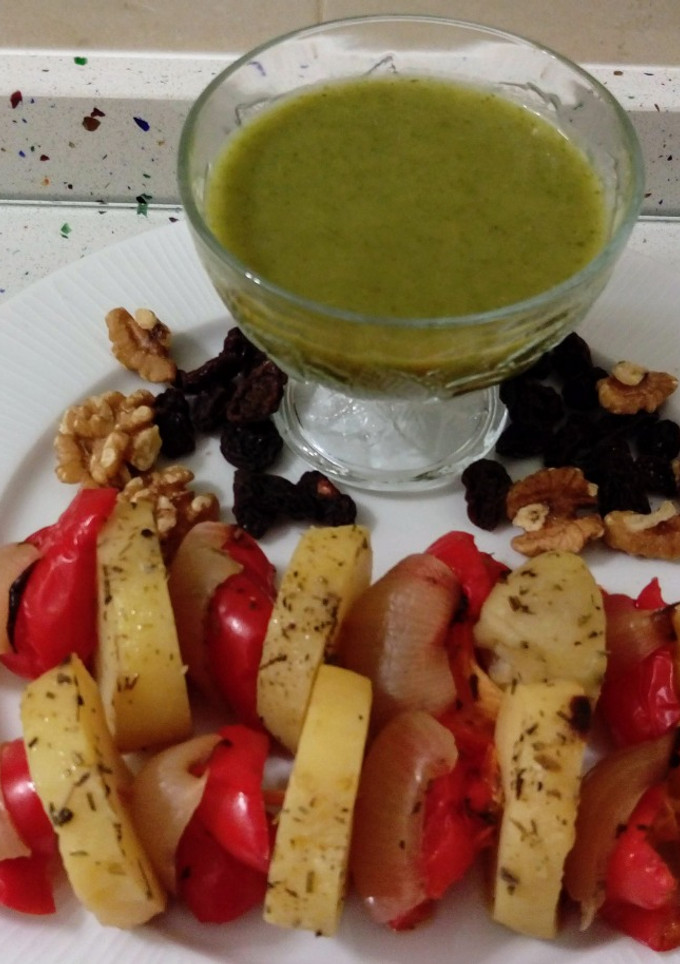 Una foto de Brochetas veganas y crema de apio con espinacas y frutos secos