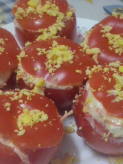 Una foto de Tomates rellenos de atún y mahonesa