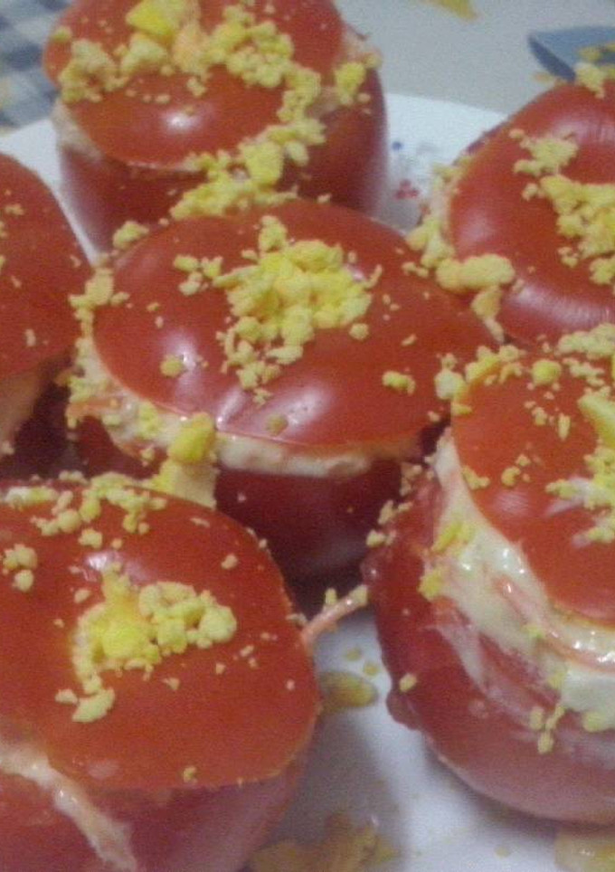 Una foto de Tomates rellenos de atún y mahonesa