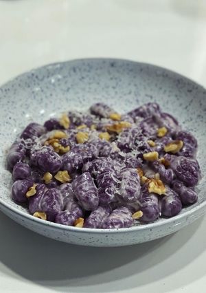 紫薯麵疙瘩佐藍紋起司醬汁 Gnocchi di Patate Viola con Crema di Gorgonzola 的食譜成品照片