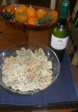 Una foto de Ensalada de pasta con salmón y mujol