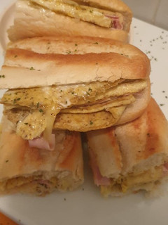 Una foto de Bocaditos de tortilla francesa rellena de queso y pavo