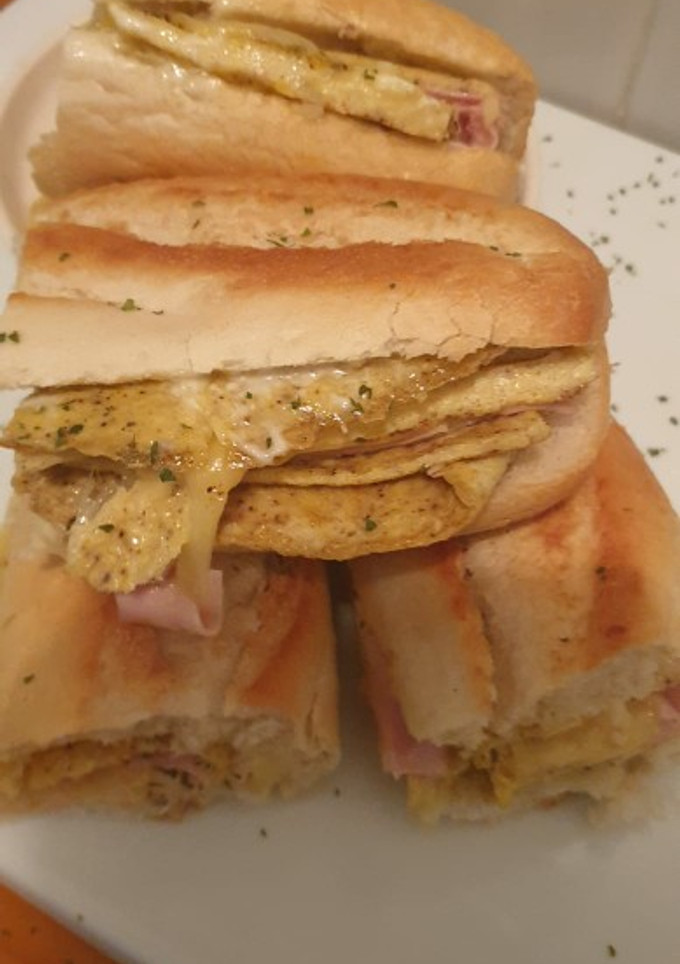 Una foto de Bocaditos de tortilla francesa rellena de queso y pavo