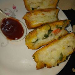 A picture of Potato stuffed pakora.