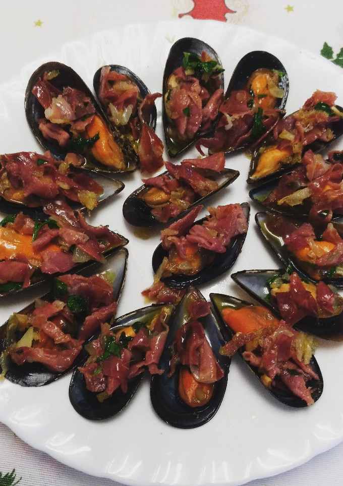 Una foto de Mejillones en salsa con jamón
