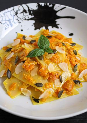 Foto di Maltagliati con ragù di zucca e mandorle profumato al basilico