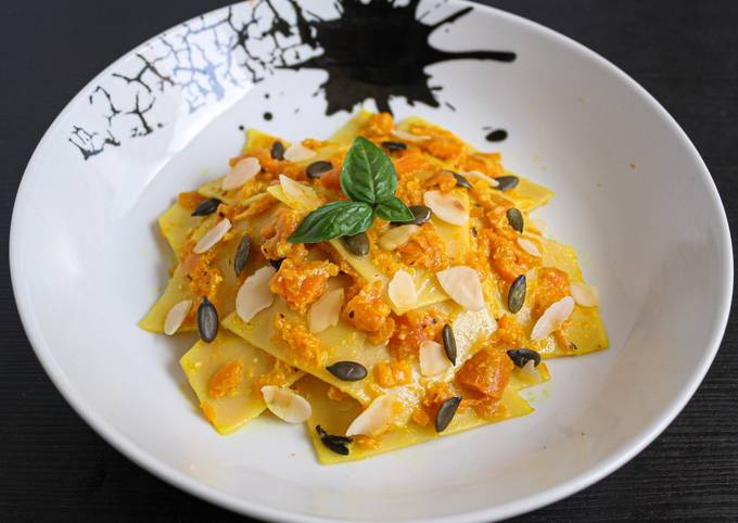 Maltagliati con ragù di zucca e mandorle profumato al basilico