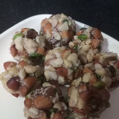 A picture of Sugar free dry fruits ladoo.