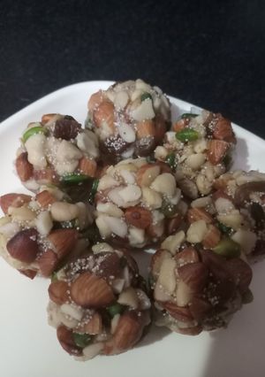A picture of Sugar free dry fruits ladoo.