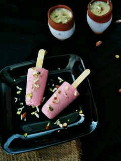 रोज़ मलाई कुल्फी (Rose Malai kulfi recipe in hindi) रेसिपी मुख्य फोटो