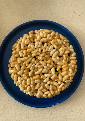 મમરા ની ચીકી (Mamara Chiki Recipe In Gujarati) રેસીપી મુખ્ય ફોટો
