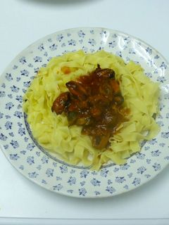 Una foto de Tallarines con mejillones en salsa de vieira