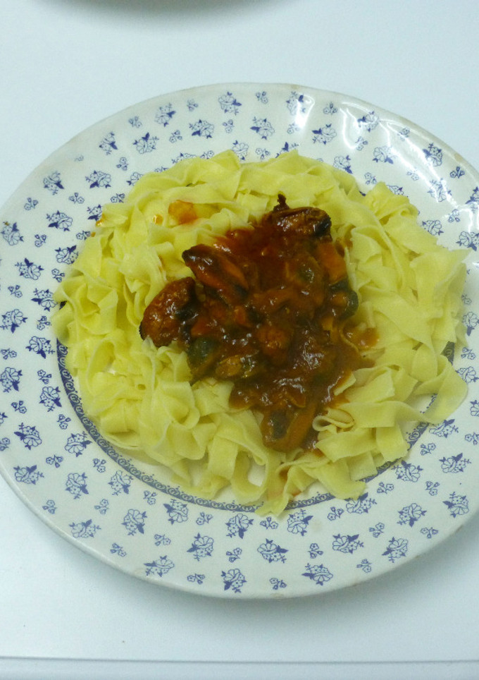 Una foto de Tallarines con mejillones en salsa de vieira
