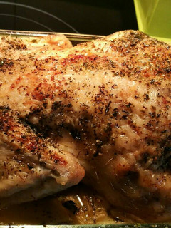 Una foto de Pollo asado con base de patatas y cebolla