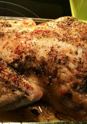Una foto de Pollo asado con base de patatas y cebolla