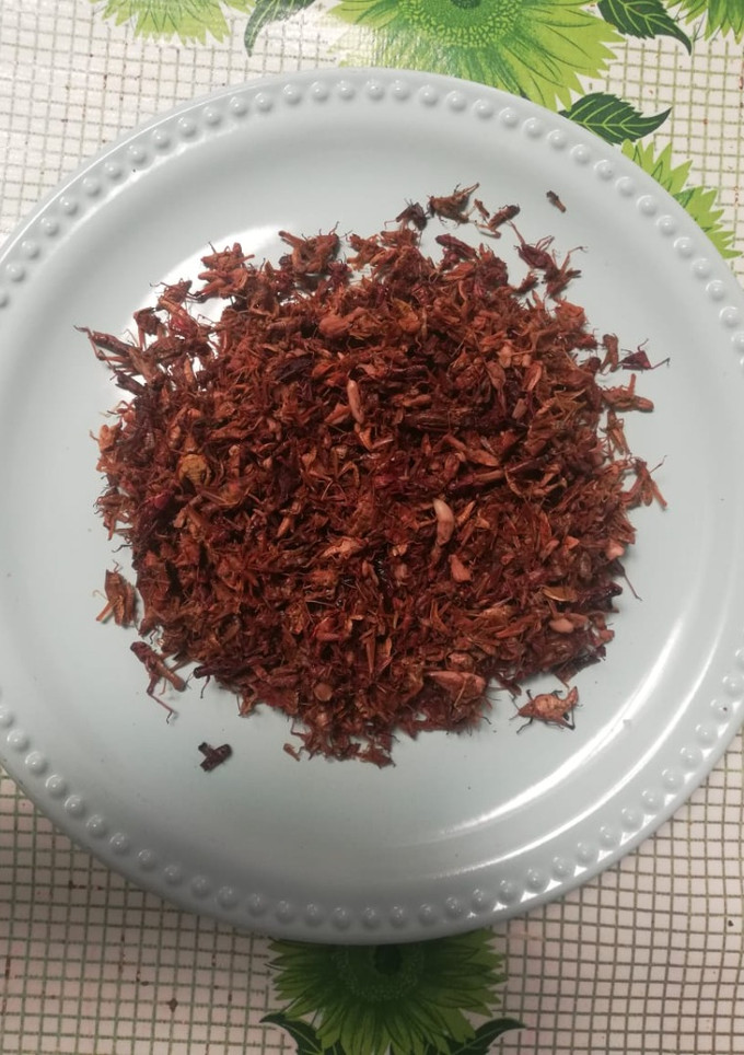 Una foto de Chapulines con ajo y limón