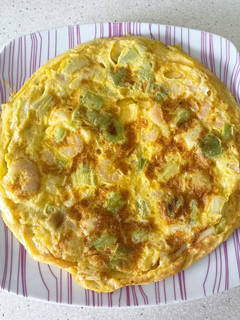 Una foto de Tortilla de puerros y gambas