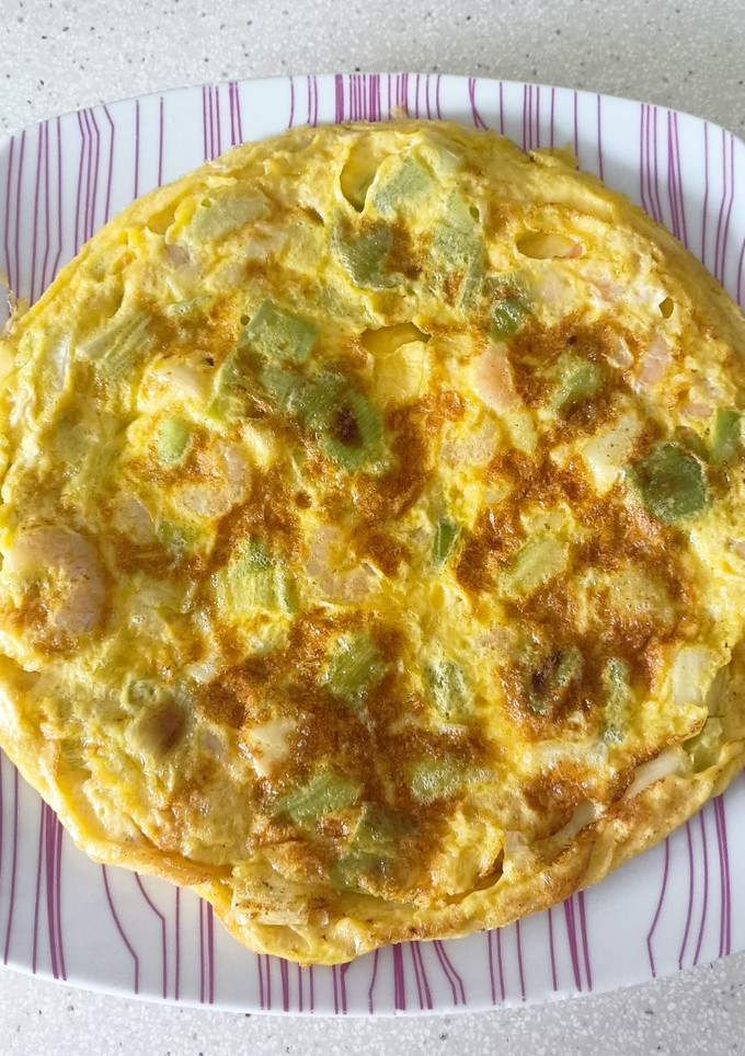 Una foto de Tortilla de puerros y gambas