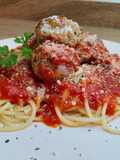 Espaguetis con albóndigas de atún en conserva