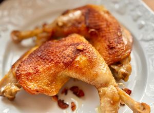 Hình của món Đùi Gà Rang Muối Tỏi.