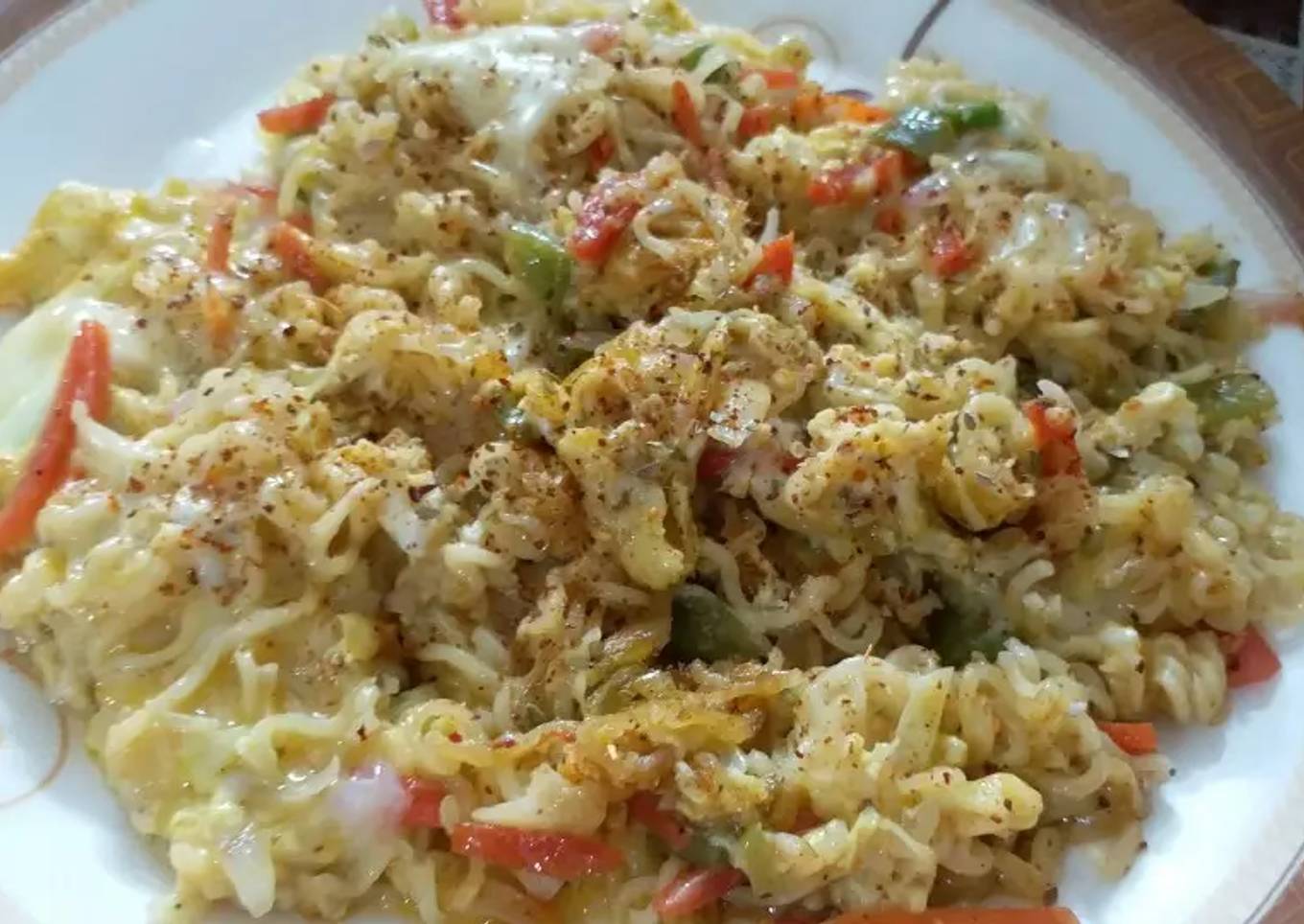 Cheesy maggi omelet