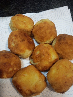 Una foto de Bolas de patata y pollo