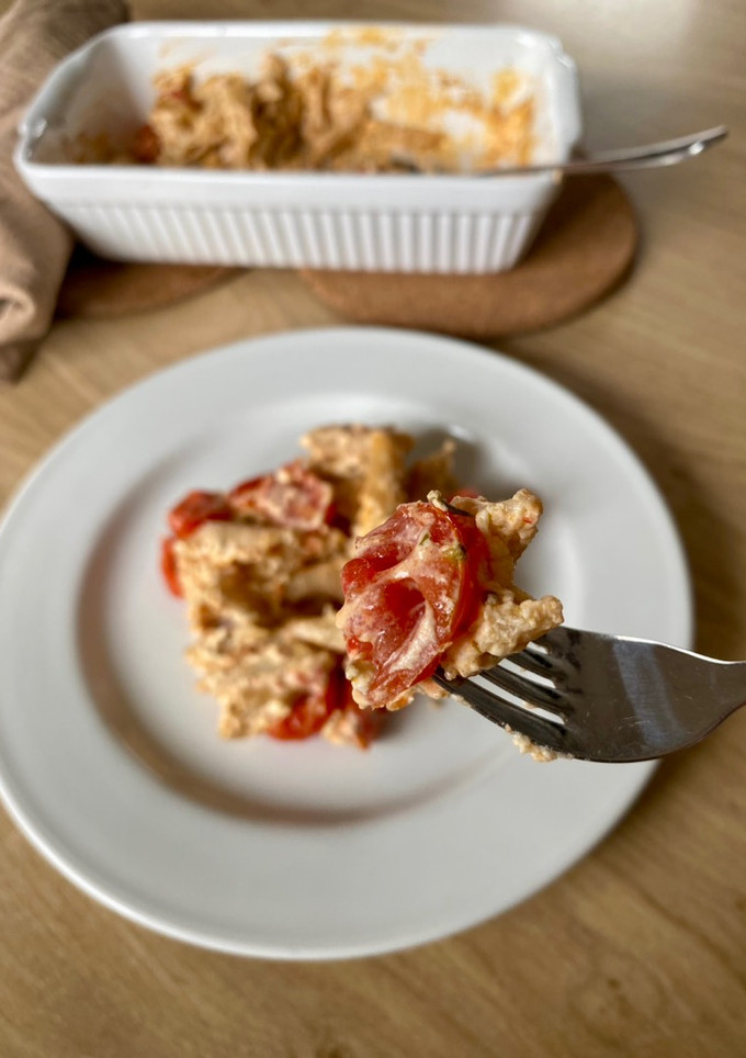 Una foto de Pasta con queso feta y cherry