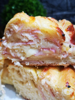 Una foto de ROSCA DE JAMÓN Y QUESO ❤️