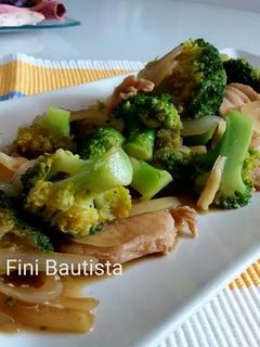 Una foto de Pechuga de pollo con brócoli