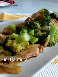 Una foto de Pechuga de pollo con brócoli