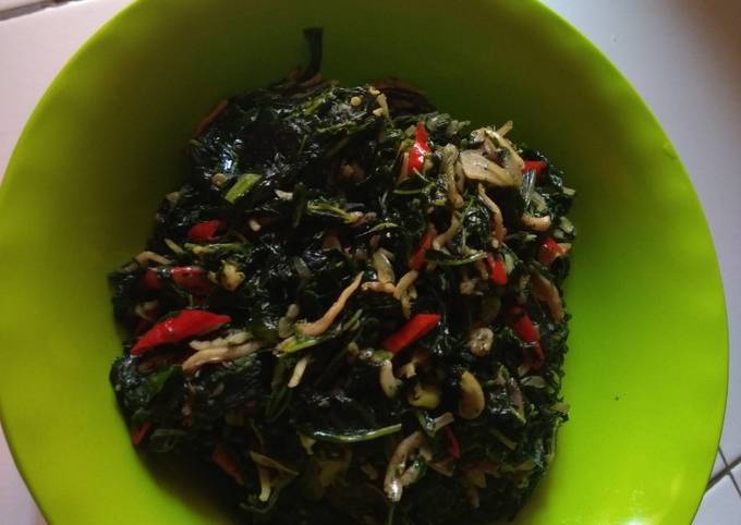 Langkah Mudah untuk Menyiapkan Tumis daun PEpaya SINGkong (Pesing) Teri, Enak Banget