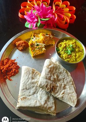A picture of Jowar bhakri with vegetable zunka wadi.