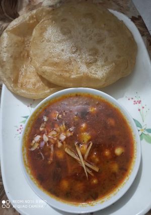 A picture of Chole bhature.