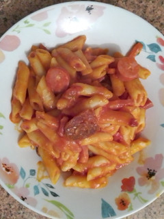 Una foto de Macarrones con chorizo, salchicha y bacon, a mi manera