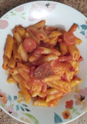 Una foto de Macarrones con chorizo, salchicha y bacon, a mi manera