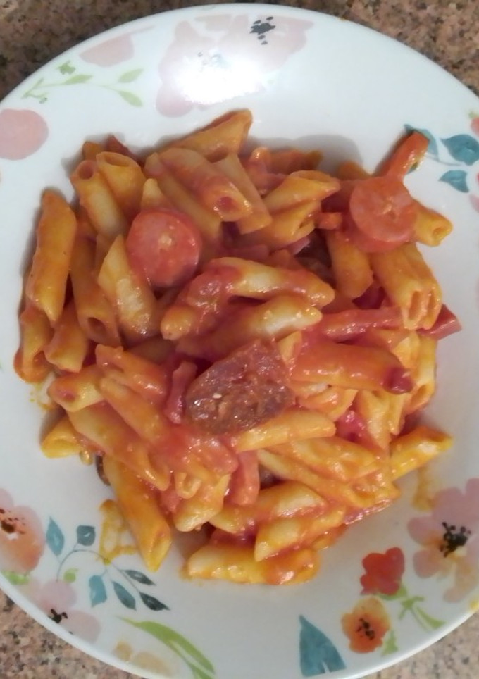 Una foto de Macarrones con chorizo, salchicha y bacon, a mi manera
