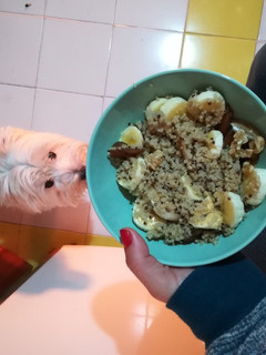 Una foto de Desayuno con quinoa y frutas