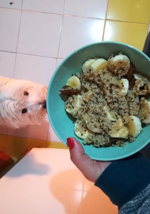 Una foto de Desayuno con quinoa y frutas