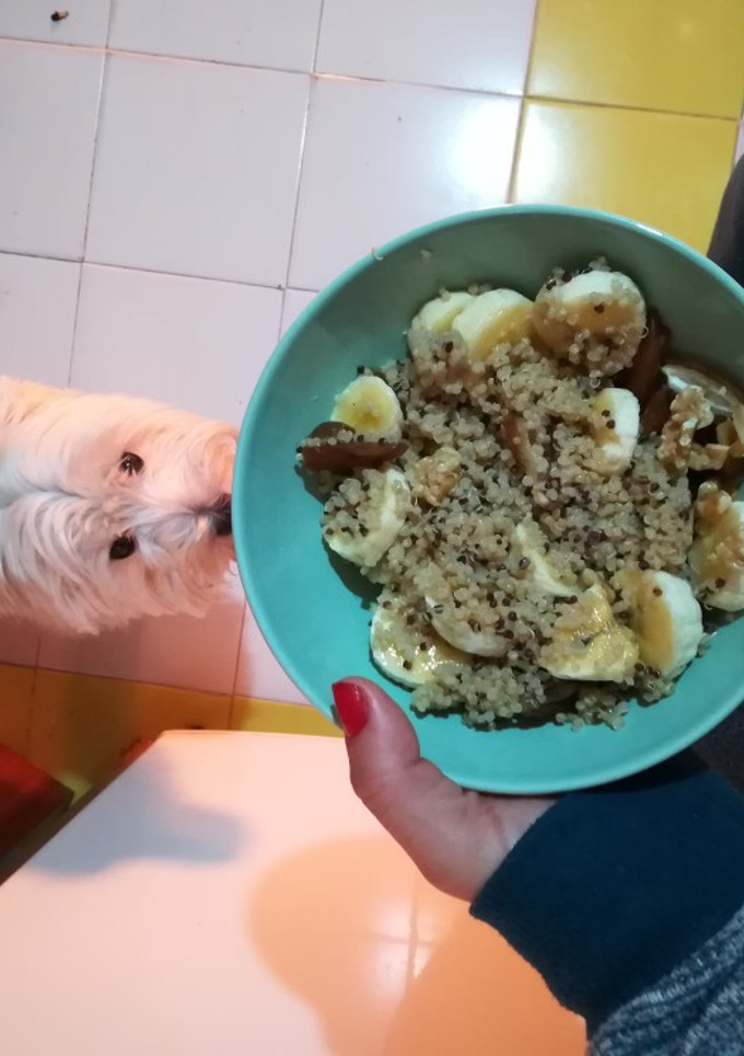 Una foto de Desayuno con quinoa y frutas
